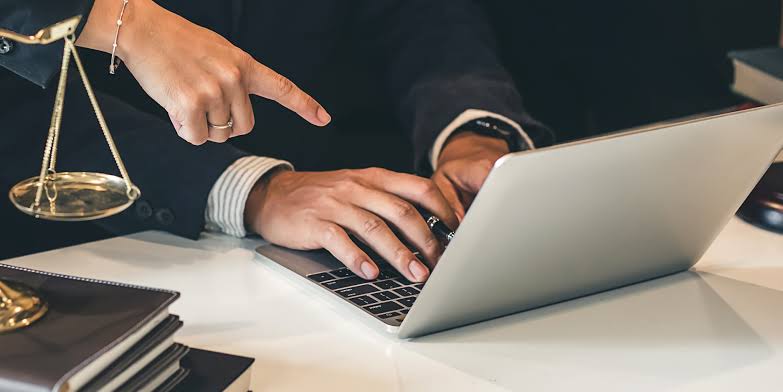 Badanie informacji prawnych i dokumentów